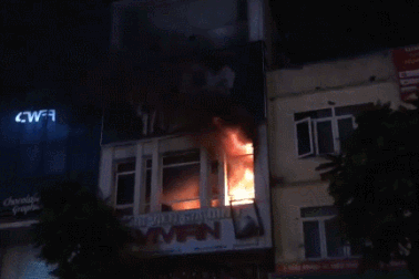 Hà Nội: Cửa hàng ảnh viện gia đình bốc cháy dữ dội trong mưa