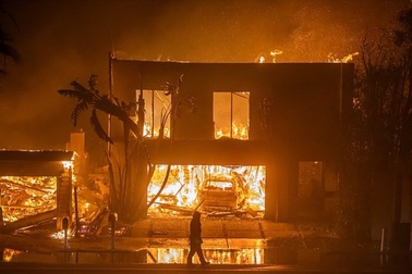 Loạt biệt thự triệu USD bị phá hủy, sự kiện giải trí bị hoãn do cháy rừng