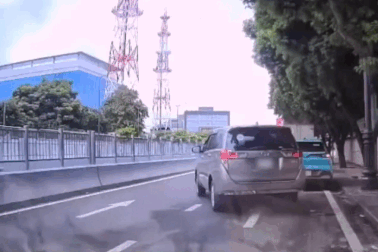 Chiếc Fortuner lật nghiêng sau cú va chạm với xe Innova