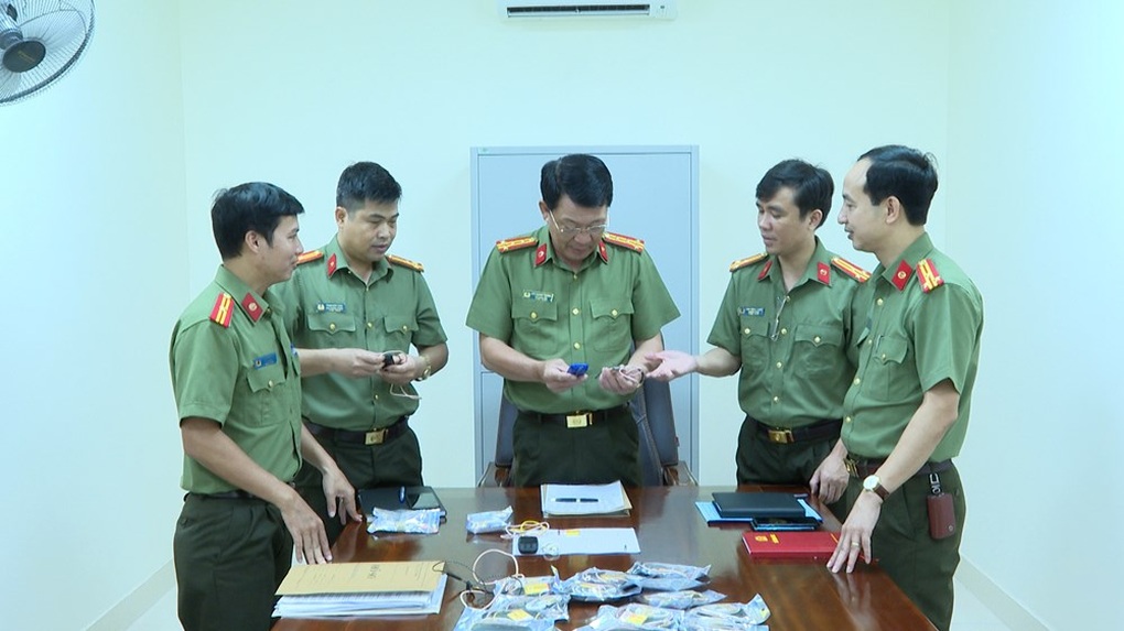 Phát hiện vụ mua bán thiết bị công nghệ cao để gian lận thi tốt nghiệp THPT - 3 Phát hiện vụ mua bán thiết bị công nghệ cao để gian lận thi tốt nghiệp THPT - 3