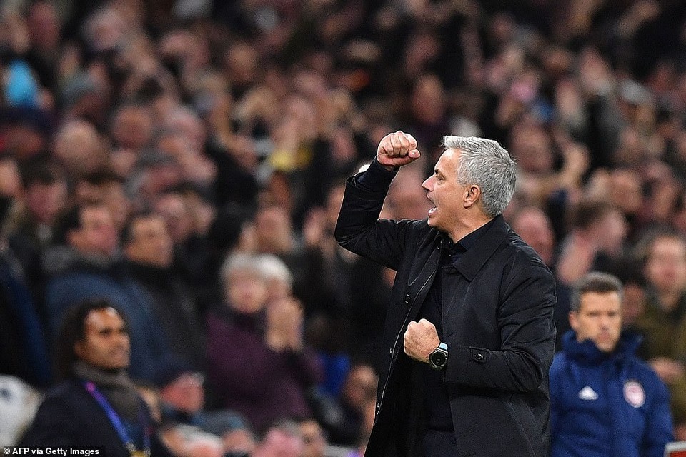 Bayern Munich đại thắng 6-0, Tottenham thăng hoa cùng HLV Mourinho - 17 Bayern Munich đại thắng 6-0, Tottenham thăng hoa cùng HLV Mourinho - 17