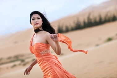 Thiếu nữ "say lòng" trước vẻ đẹp đồi cát miền Trung