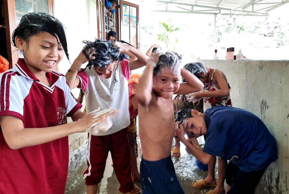 Cô giáo vùng cao vá áo ấm cho học sinh - 7 Cô giáo vùng cao vá áo ấm cho học sinh - 7