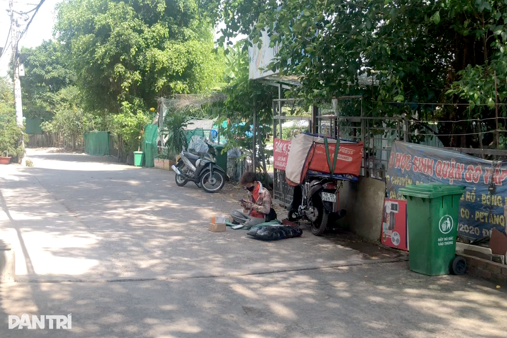 Cô gái ngã úp mặt xuống đường khi đuổi theo kẻ cướp giật ở TPHCM - 2 Cô gái ngã úp mặt xuống đường khi đuổi theo kẻ cướp giật ở TPHCM - 2