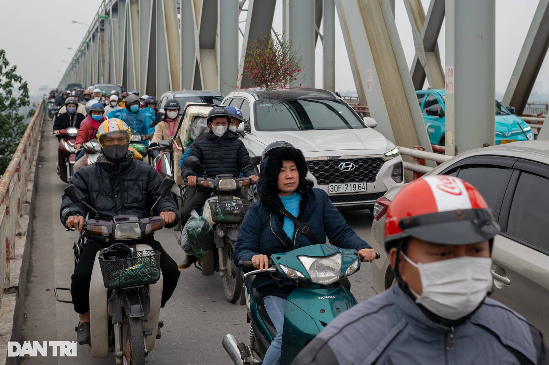 Nhiều tuyến đường nội thành Hà Nội ùn tắc những ngày giáp Tết - 4 Nhiều tuyến đường nội thành Hà Nội ùn tắc những ngày giáp Tết - 4
