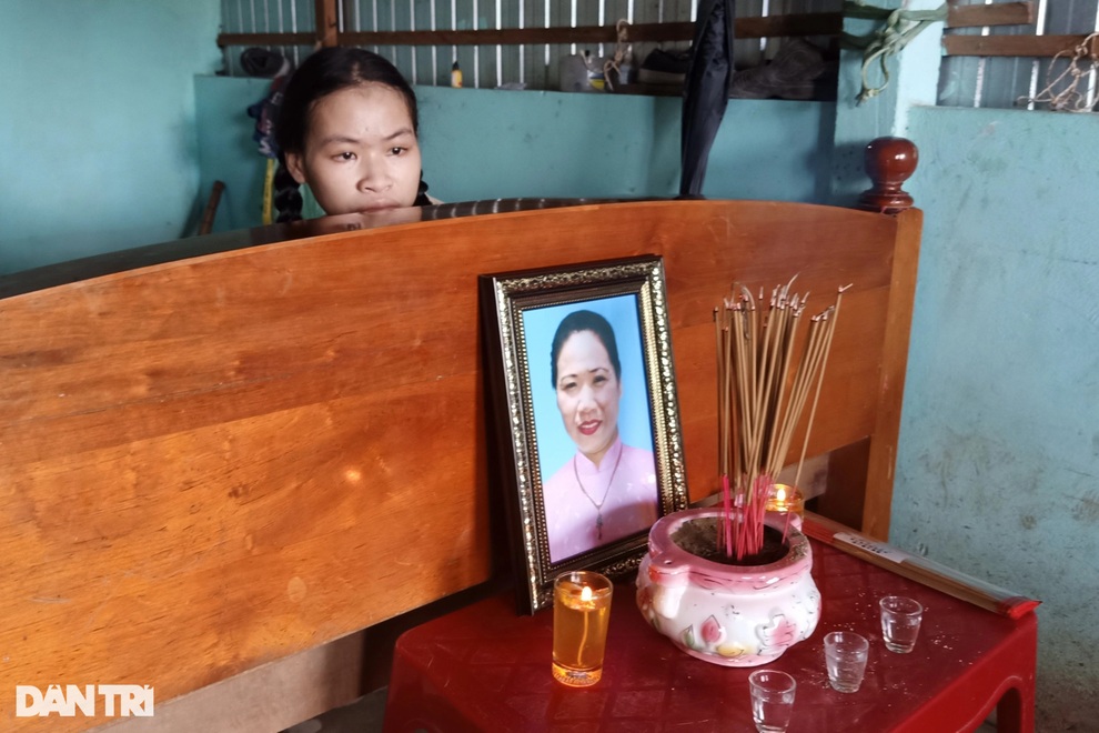 Bé gái 15 tuổi bị bệnh hiếm gặp, mong học để nuôi cha câm - 1 15 tuổi,