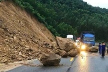 Nhiều tảng đá lớn lăn xuống mặt đường trên đèo An Khê