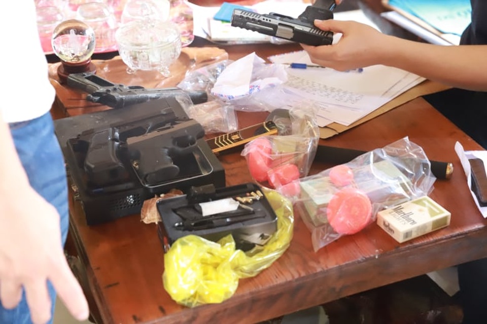 Đối tượng bán ma túy cố thủ trong nhà cùng 6 khẩu súng - 2