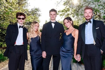 Vợ chồng Beckham bật khóc vì con