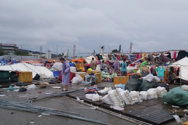 Dông lốc kéo sập khung nhà hội chợ ở Phú Quốc, tiểu thương khóc ròng