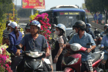 Người dân TPHCM đổ xô mua hoa đại hạ giá ngày 30 Tết