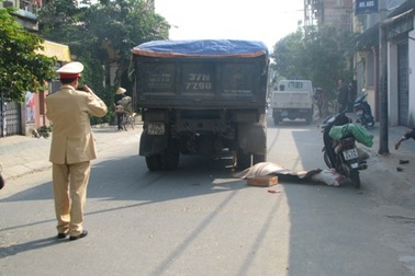 Về giỗ mẹ bị ô tô cán chết
