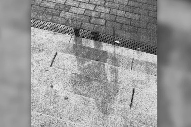 Giải mã "bóng người" bí ẩn trên vỉa hè, có phải hiện tượng siêu nhiên?