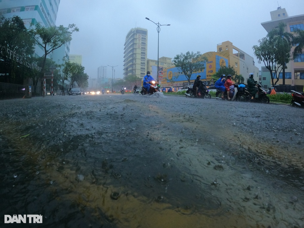 Mưa trắng trời, người dân Đà Nẵng chật vật lội nước về nhà - 1 Mưa trắng trời, người dân Đà Nẵng chật vật lội nước về nhà - 1