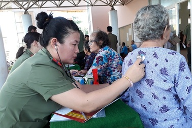 Công an Cần Thơ: Khám bệnh, cấp phát thuốc miễn phí cho 300 hộ dân