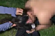 Một phụ nữ bị xịt hơi cay, lột quần áo, tung hình ảnh lên mạng