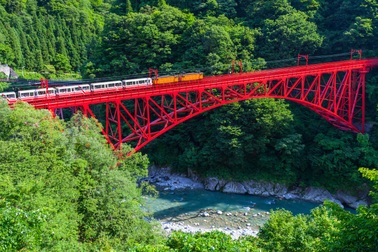 Những chuyến tàu hỏa thơ mộng nhất xứ sở hoa anh đào