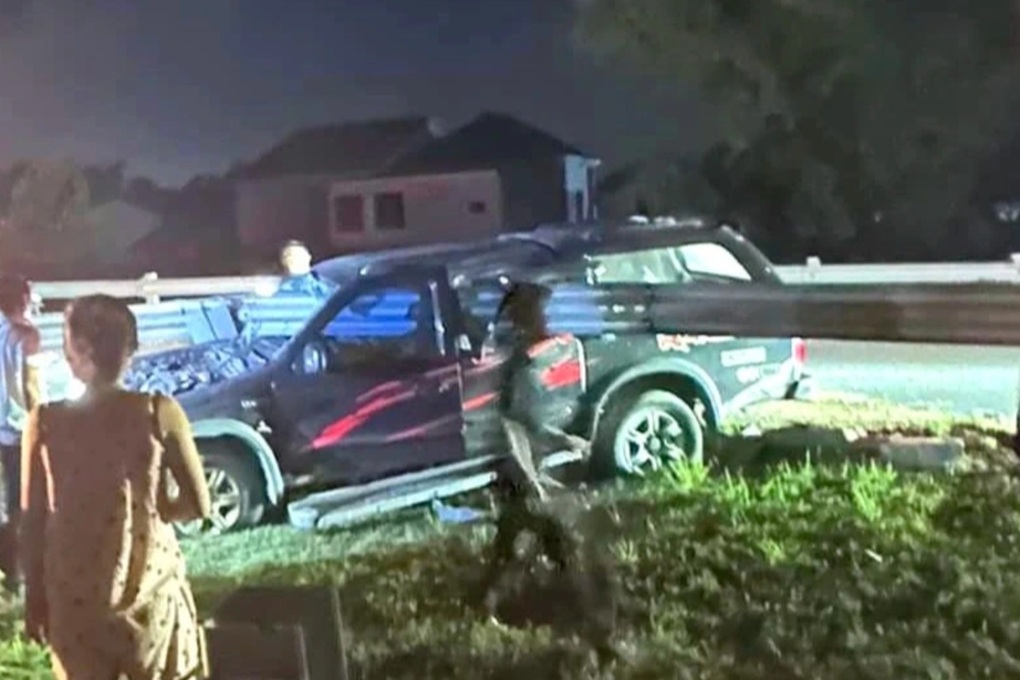 Xe bán tải bị thanh hộ lan xuyên thủng, tài xế nguy kịch - 1