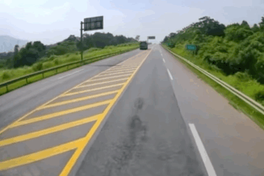 Đè vạch xương cá để vượt, tài xế xe con nhận cái kết "đắng"