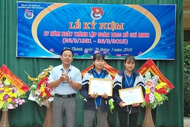 Giám đốc Sở Giáo dục gửi thư khen hai học sinh trả lại gần 9 triệu đồng cho người đánh rơi