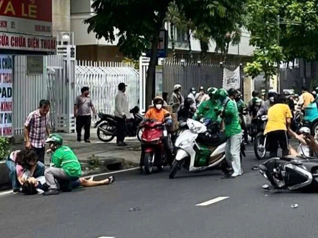 Nhiều người bị thương sau va chạm với taxi ở TPHCM - 1 Nhiều người bị thương sau va chạm với taxi ở TPHCM - 1