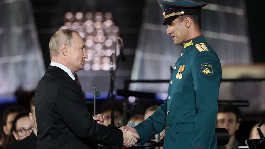 Ông Putin khen thưởng kíp xe tăng Nga một mình đối đầu 8 thiết giáp Ukraine - 1 Ông Putin khen thưởng kíp xe tăng Nga một mình đối đầu 8 thiết giáp Ukraine - 1