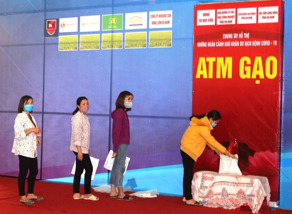 Khai trương cây ATM gạo đầu tiên ở Hà Nam hỗ trợ công nhân, người nghèo - 3 Khai trương cây ATM gạo đầu tiên ở Hà Nam hỗ trợ công nhân, người nghèo - 3