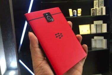 Đập hộp Blackberry Passport màu đỏ đầu tiên tại Việt Nam