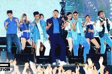 PSY trình diễn sống ca khúc "That That"