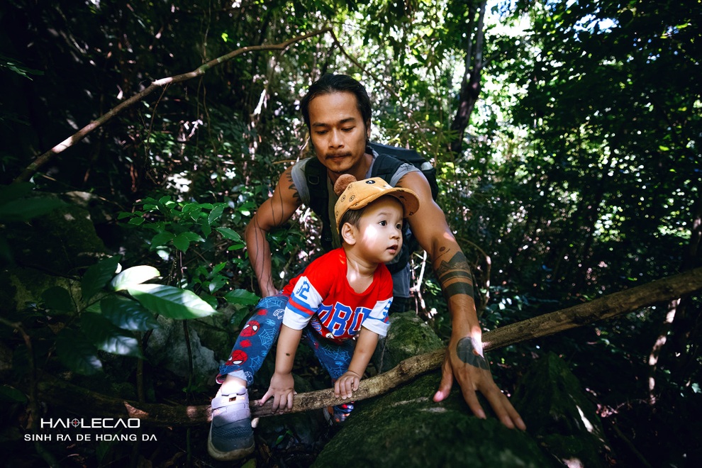 Cậu bé 22 tháng tuổi cùng bố băng rừng chinh phục hang động ở đảo Cát Bà - 1 Cậu bé 22 tháng tuổi cùng bố băng rừng chinh phục hang động ở đảo Cát Bà - 1