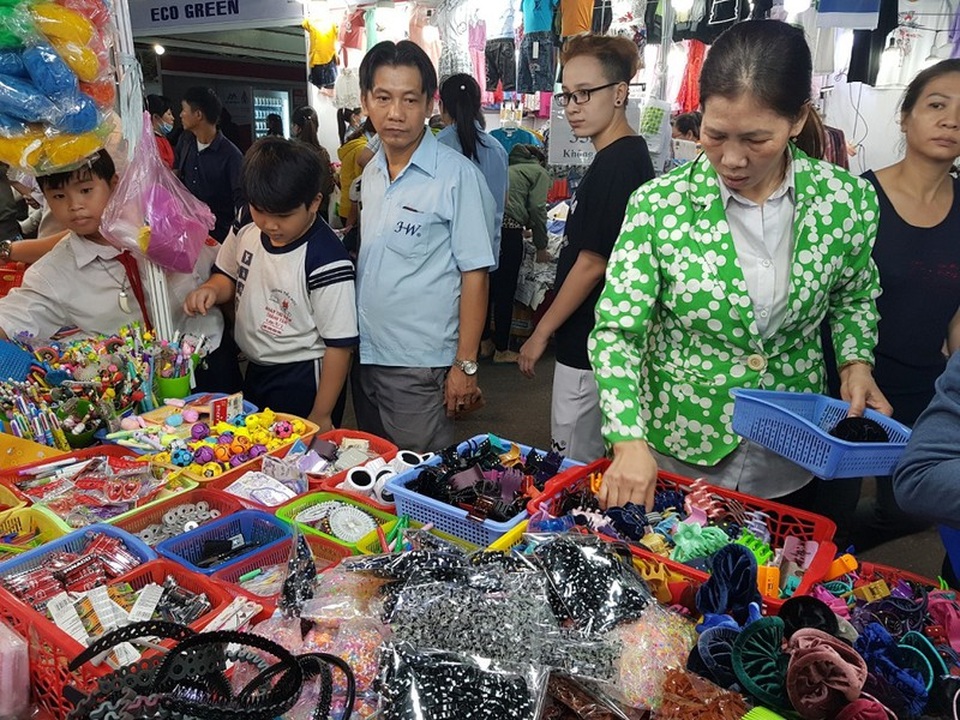 TP.HCM: Hàng ngàn công nhân tham gia phiên chợ nghĩa tình - 2 TP.HCM: Hàng ngàn công nhân tham gia phiên chợ nghĩa tình - 2