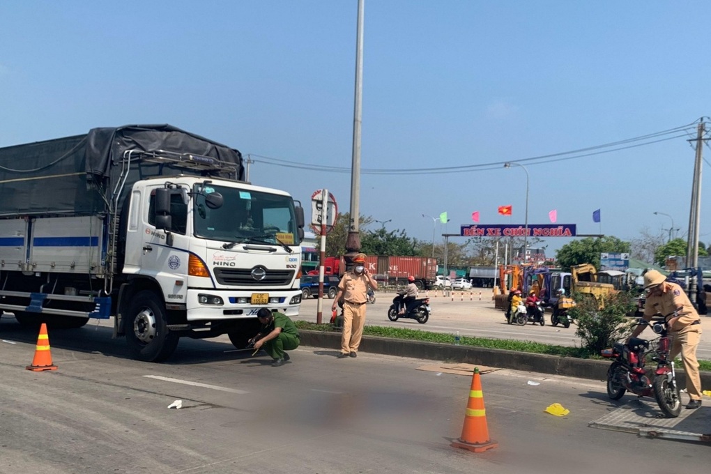 Hai nữ sinh tử nạn ngày cận Tết - 1 Hai nữ sinh tử nạn ngày cận Tết - 1