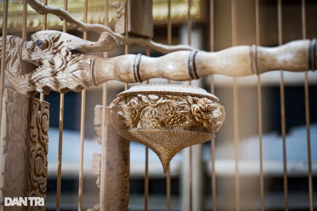 The first bird cage in Hue and bamboo cages cost thousands of USD - 4