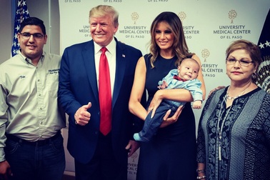 Hành động gây tranh cãi của ông Trump khi chụp ảnh với em bé mồ côi