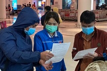 Đoàn viên trực chốt, hướng dẫn khai báo y tế tại sân bay... xuyên Tết