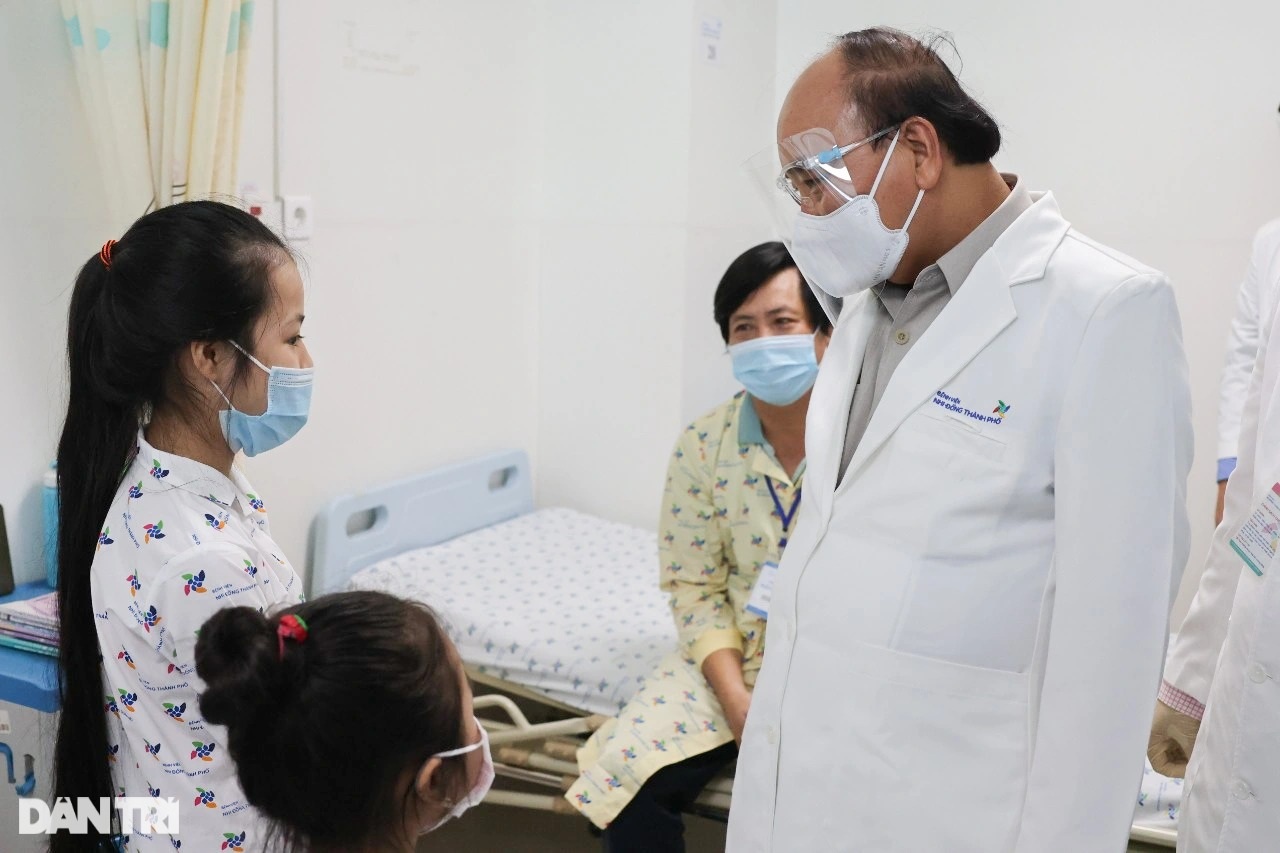 Chủ tịch nước Nguyễn Xuân Phúc thăm hỏi, tặng quà bệnh nhi tại TPHCM - 5 Chủ tịch nước Nguyễn Xuân Phúc thăm hỏi, tặng quà bệnh nhi tại TPHCM - 5