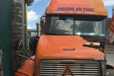 Xe container nổ lốp lao lên vỉa hè, húc đổ cột điện