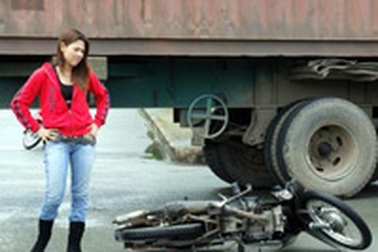 Ca sĩ Thanh Thảo phóng xe máy chui gầm xe tải!