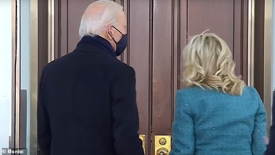 Video ông Biden bối rối vì không vào được Nhà Trắng sau lễ nhậm chức - 1 Video ông Biden bối rối vì không vào được Nhà Trắng sau lễ nhậm chức - 1