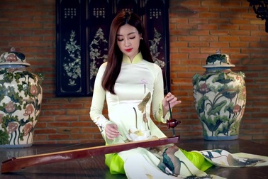 Đỗ Mỹ Linh diện áo dài chơi đàn bầu tại Miss World 2017