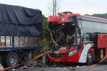 Va chạm giữa ô tô khách và xe tải lúc rạng sáng, 6 người thương vong