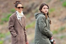 Katie Holmes cùng con gái dắt cún đi dạo