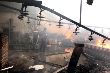 Hai công ty gỗ bị lửa thiêu rụi ở Bình Dương