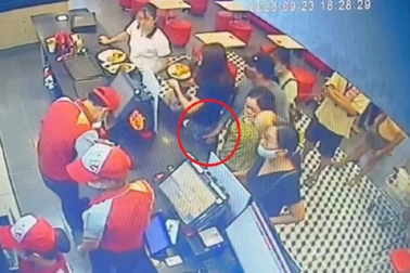 Người phụ nữ ngang nhiên móc trộm điện thoại tại tiệm gà rán