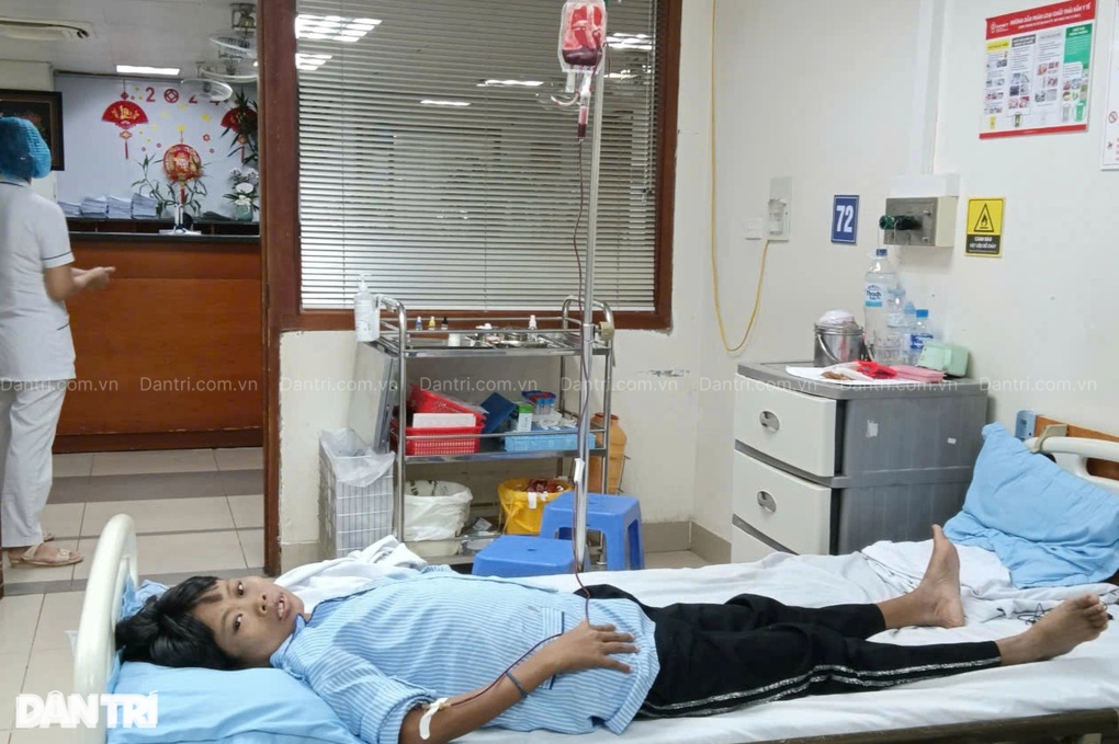 2 mẹ con cùng mắc bệnh hiểm, 27 năm sống bằng máu người khác - 1 2 mẹ con cùng mắc bệnh hiểm, 27 năm sống bằng máu người khác - 1
