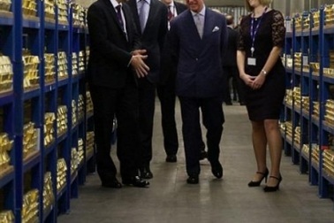 Hoàng tử Anh choáng ngợp trước kho vàng 400.000 thỏi