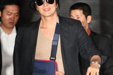 Bae Yong Jun nhập viện vì chấn thương