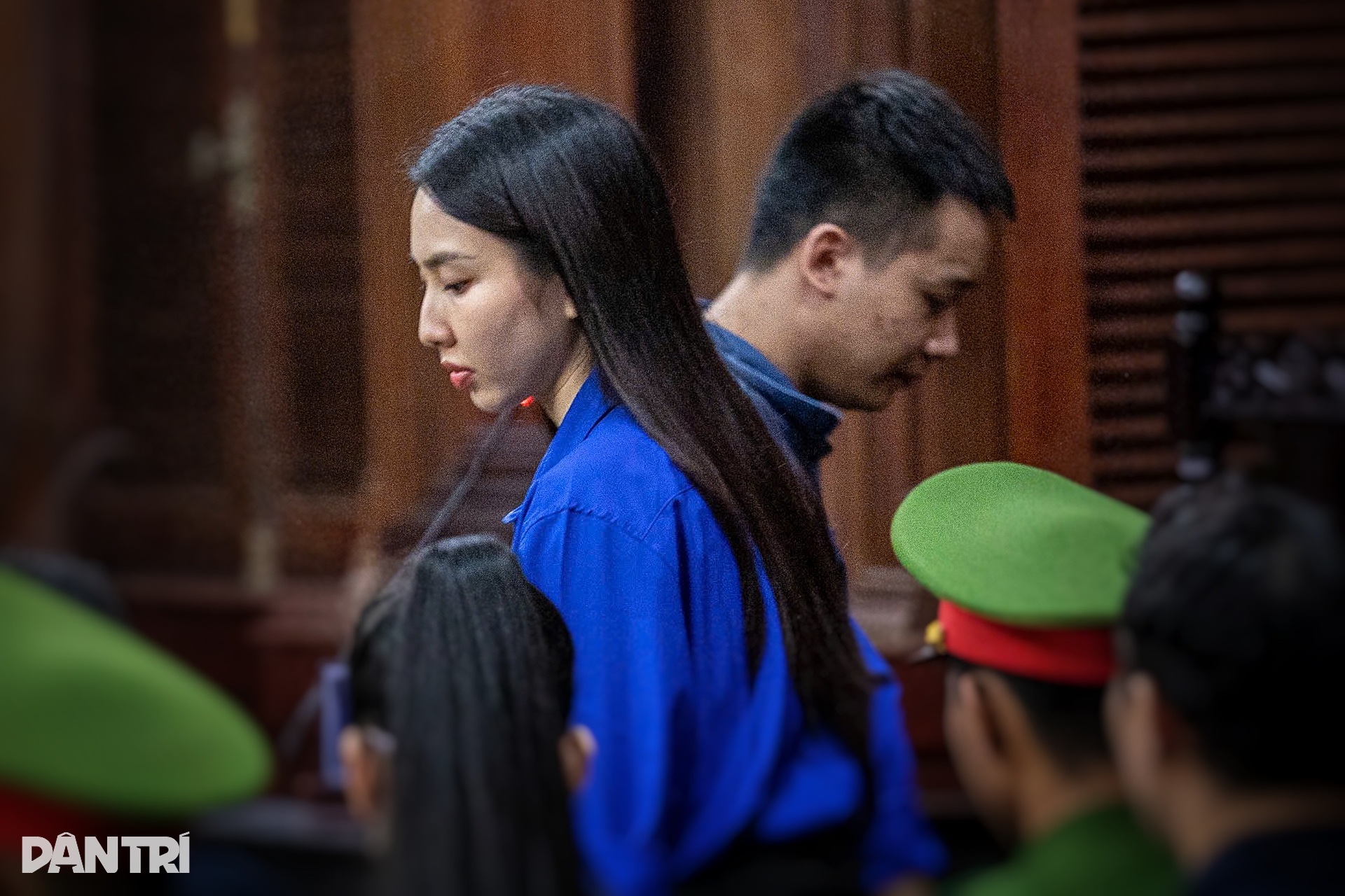 Hoa hậu Thùy Tiên vẫy tay chào người thân sau khi nhận án 2 năm tù - 4