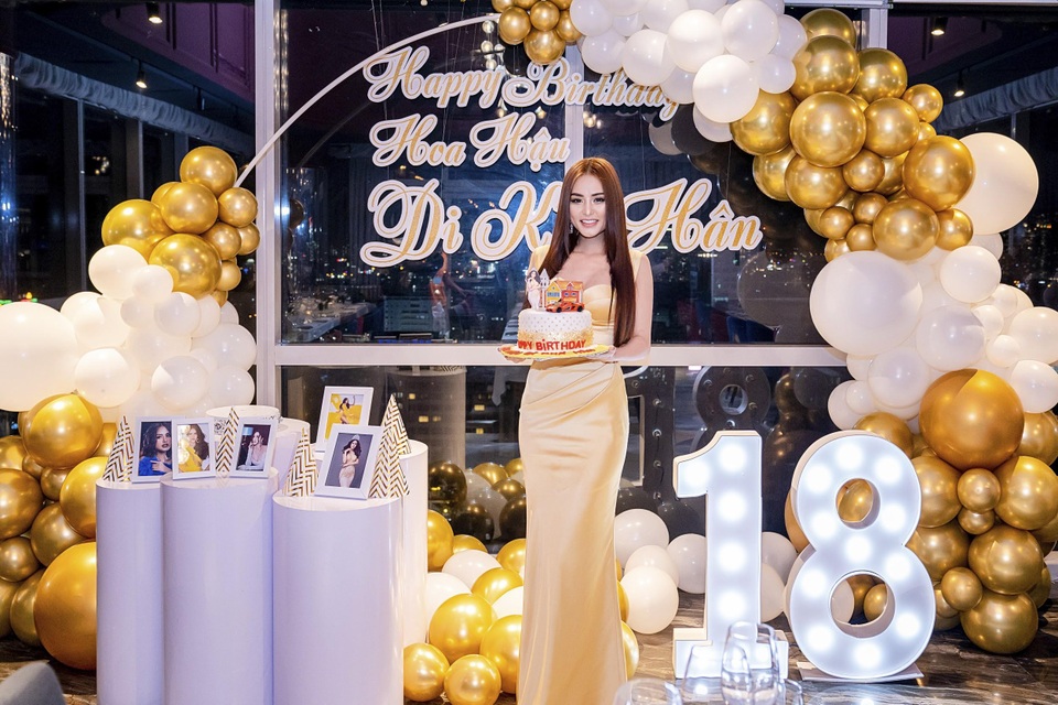 Hoa hậu Di Khả Hân xinh đẹp đón tuổi mới - 4