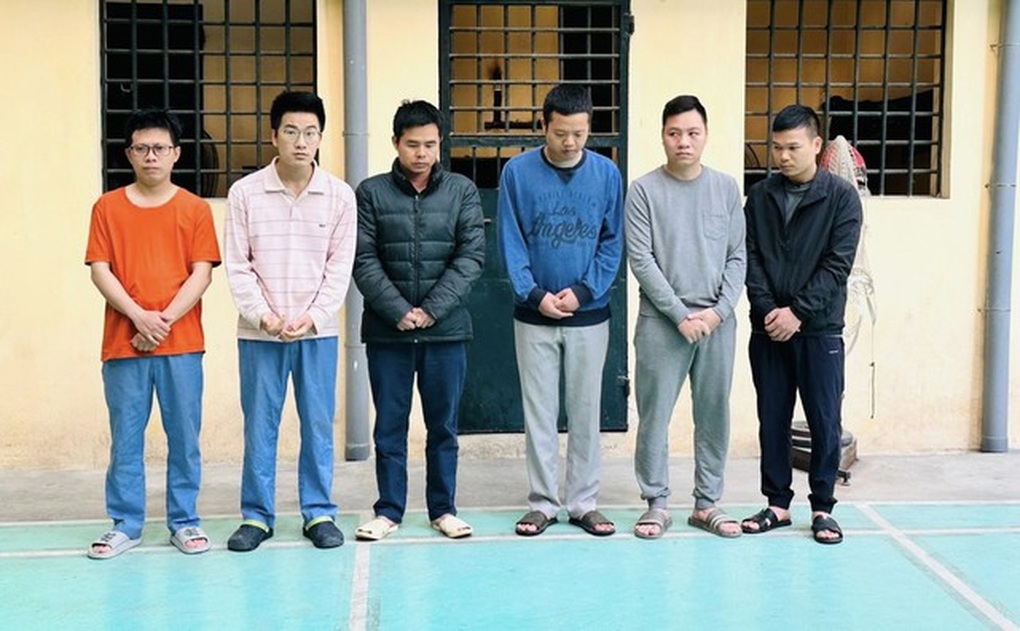 Hà Nội: Nhận tiền chủ xe để bỏ qua lỗi, lãnh đạo trung tâm đăng kiểm bị bắt - 1 Hà Nội: Nhận tiền chủ xe để bỏ qua lỗi, lãnh đạo trung tâm đăng kiểm bị bắt - 1